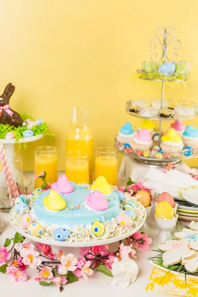 Dessert table with Easter cake — Stock Photo, Image