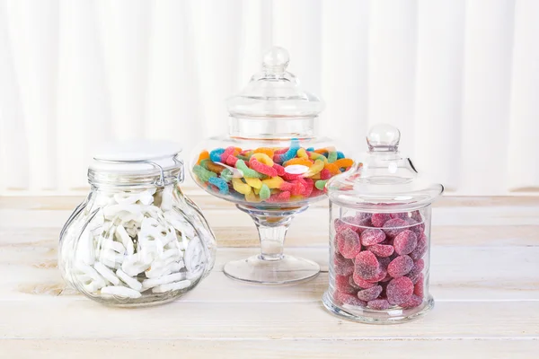 Doces em jarros de doces — Fotografia de Stock