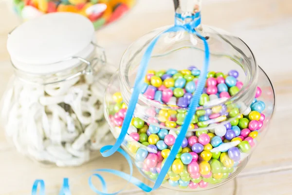 Bunte Bonbons im Glas — Stockfoto