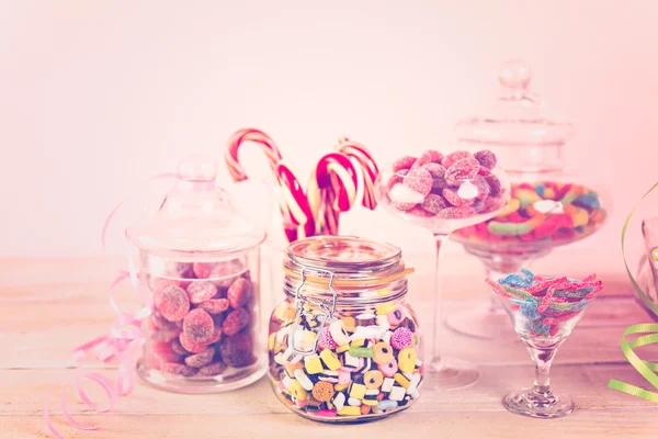 Různobarevné bonbóny ve sklenicích — Stock fotografie