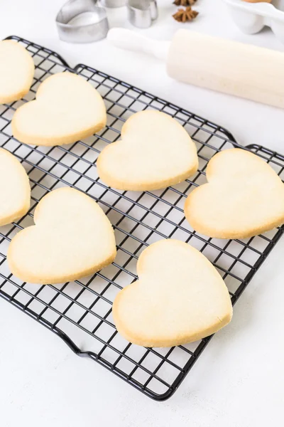 Biscuits au sucre en forme de coeur de cuisson — Photo