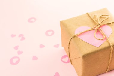 Geri dönüşümlü kağıt sarılmış hediye kutusu