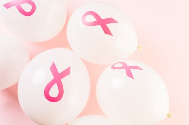 Pembe kurdeleler ile beyaz lateks balonlar
