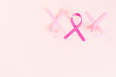Pembe kurdeleler görünümünü kapat
