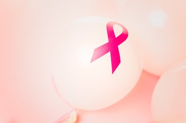 Pembe kurdeleler ile beyaz lateks balonlar
