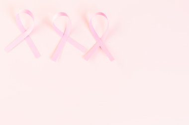 Pembe kurdeleler görünümünü kapat