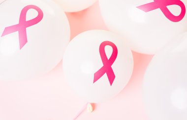 Pembe kurdeleler ile beyaz lateks balonlar