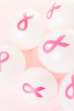 Pembe kurdeleler ile beyaz lateks balonlar