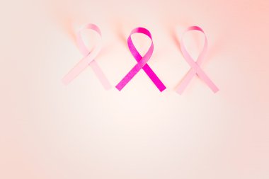 Kadın sağlık sembol pembe kurdeleler içinde