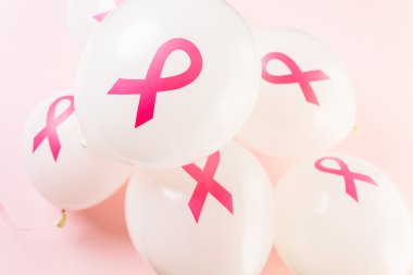Pembe kurdeleler ile beyaz lateks balonlar