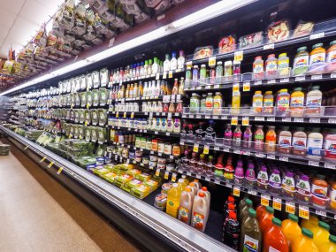 Yerel süpermarkette alışveriş bakkal