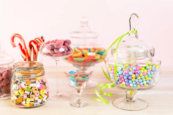 Bonbons multicolores dans des pots — Photo