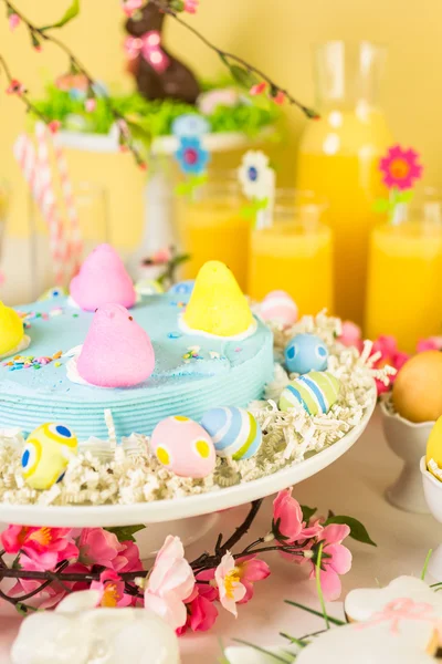 Table à dessert avec gâteau de Pâques — Photo