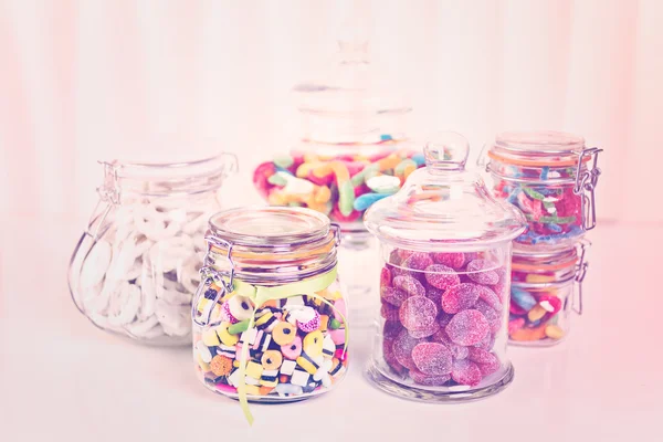 Разнообразие красочных конфет — стоковое фото