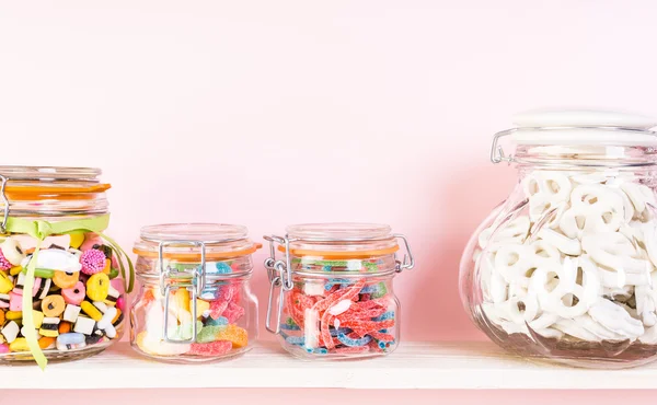 Dulces coloridos en frascos — Foto de Stock