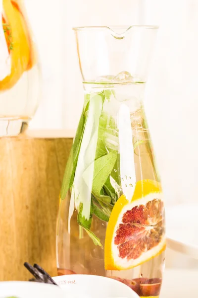 Detox citrus infunderas vatten — Stockfoto