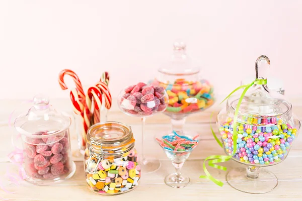 Různobarevné bonbóny ve sklenicích — Stock fotografie