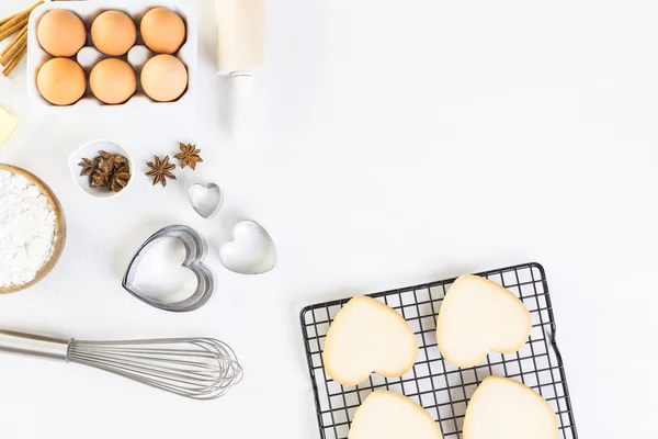 Herzförmige Zuckerkekse backen — Stockfoto