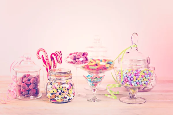 Veelkleurige snoepjes in potten — Stockfoto