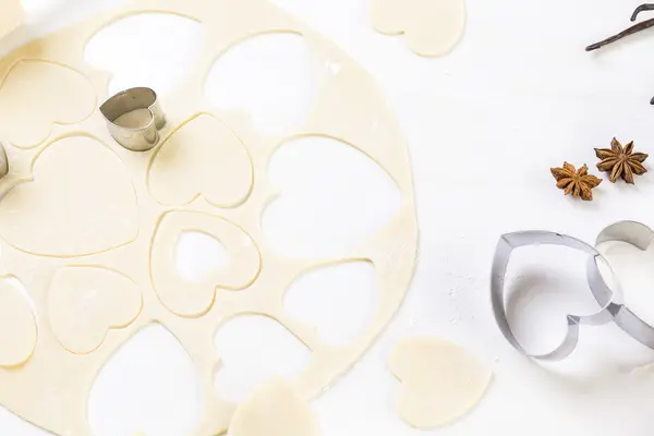 Cozimento cookies de açúcar em forma de coração — Fotografia de Stock