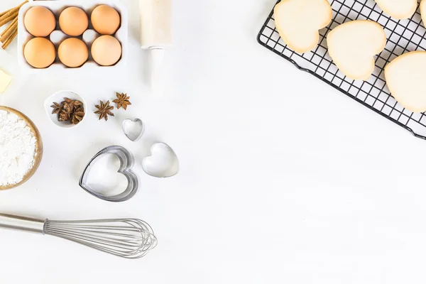 Hornear galletas de azúcar en forma de corazón — Foto de Stock