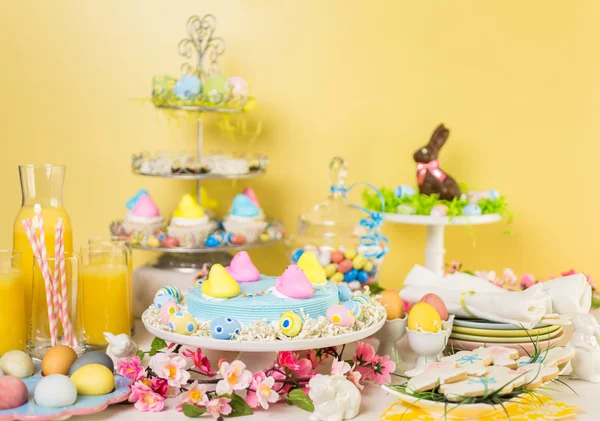 Table à dessert avec gâteau de Pâques — Photo