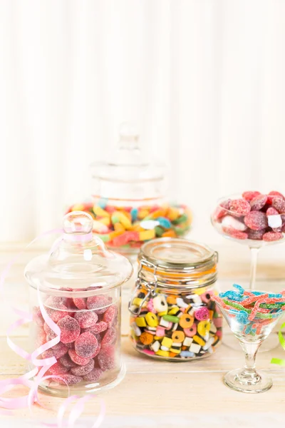 Bonbons multicolores dans des pots — Photo