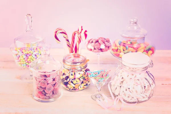 Різнокольорові цукерки в банках — стокове фото