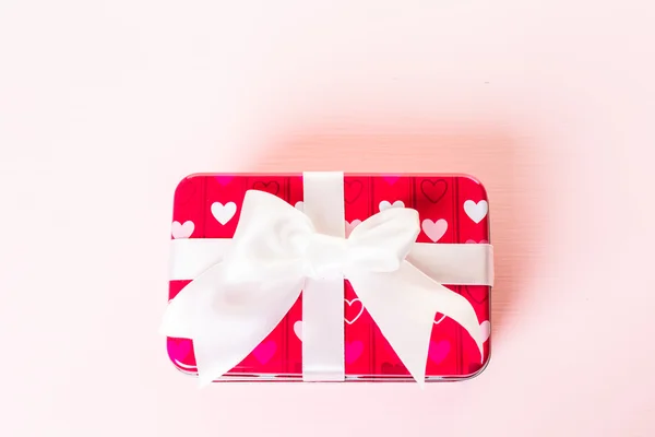 Piccola confezione regalo con regalo di San Valentino — Foto Stock