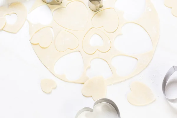 Hornear galletas de azúcar en forma de corazón — Foto de Stock