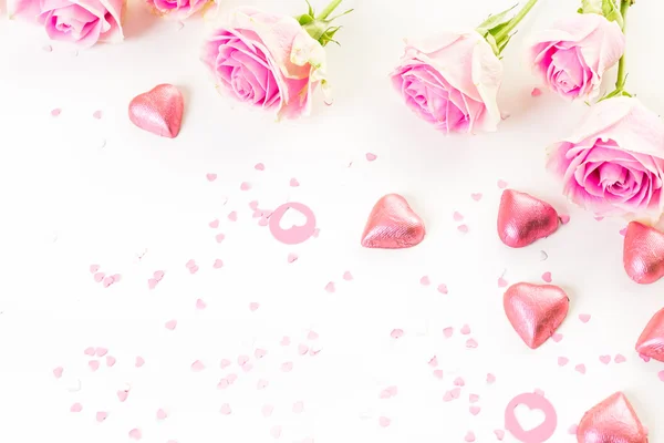 Rosas rosadas con chocolates —  Fotos de Stock