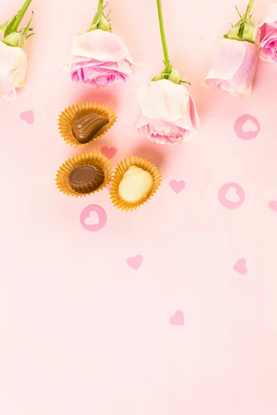 Diverse chokolader med lyserøde roser - Stock-foto