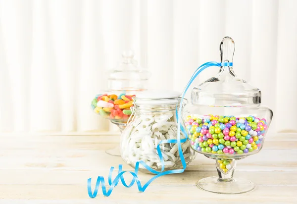 Veelkleurige snoepjes in potten — Stockfoto