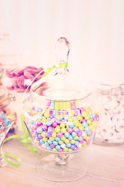 Bonbons multicolores dans des pots — Photo