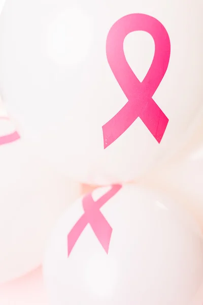 Białe balony lateksowe z różowe wstążki — Zdjęcie stockowe
