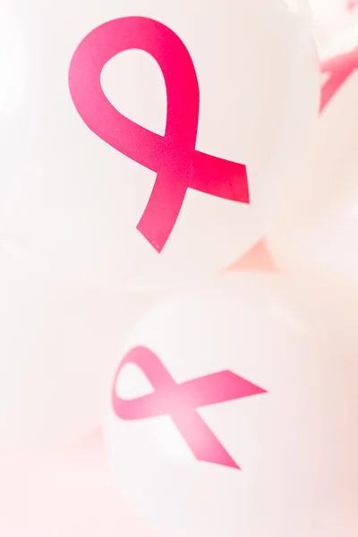 Białe balony lateksowe z różowe wstążki — Zdjęcie stockowe