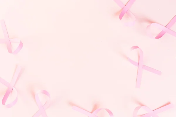 Символ здоровья женщин в розовых лентах — стоковое фото