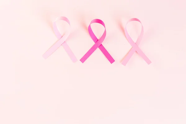 Símbolo de salud para mujer en cintas rosas —  Fotos de Stock