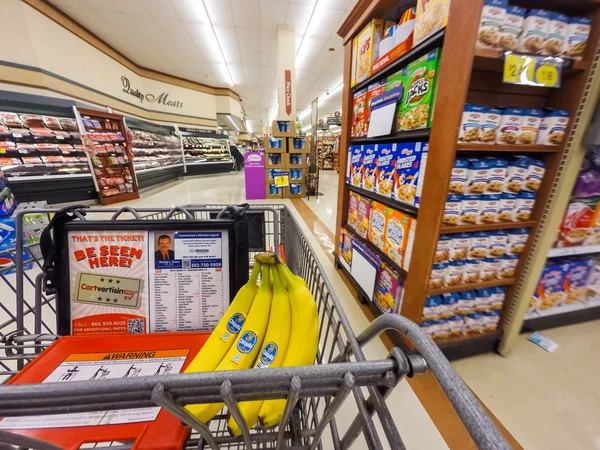 Compras en el supermercado local —  Fotos de Stock