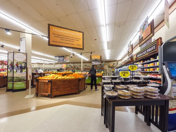 Belanja grosir di supermarket lokal — Stok Foto