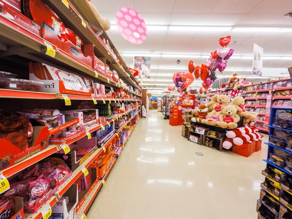 Grocery shopping at the local supermarket — Stock Photo, Image