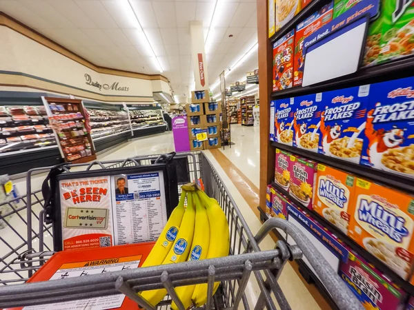 Compras en el supermercado local —  Fotos de Stock