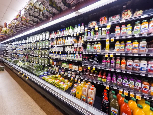 Lebensmitteleinkauf im örtlichen Supermarkt — Stockfoto