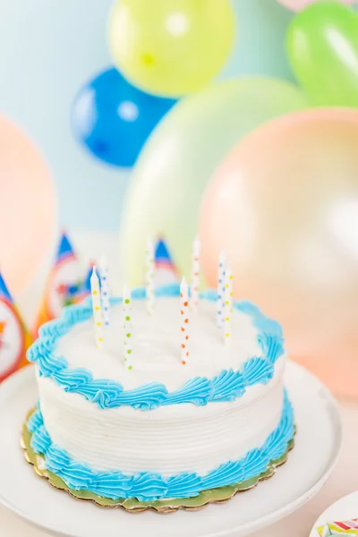 Bolo de aniversário simples — Fotografia de Stock