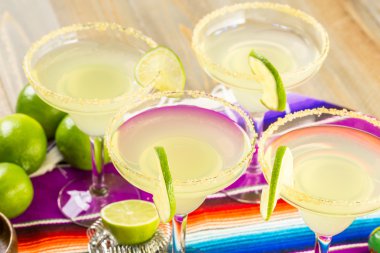 Klasik kireç margarita