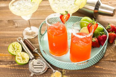 Klasik kireç ve çilek margarita