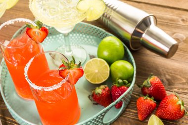 Klasik kireç ve çilek margarita