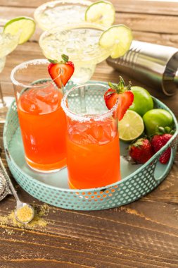 Klasik kireç ve çilek margarita