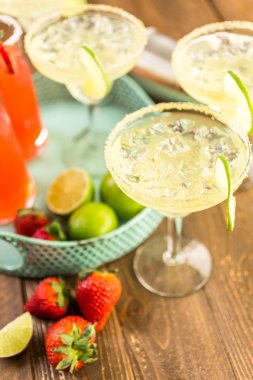 Klasik kireç ve çilek margarita