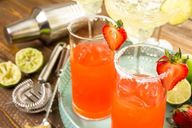 Klasik kireç ve çilek margarita